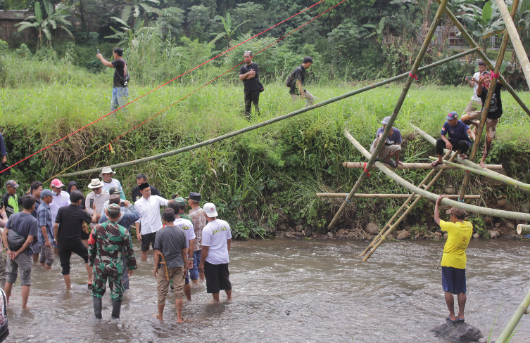 Akses Kurang Memadai, Anak Kampung Sempur Bogor Rela Sebrangi Kali Saat  Menuju ke Sekolah