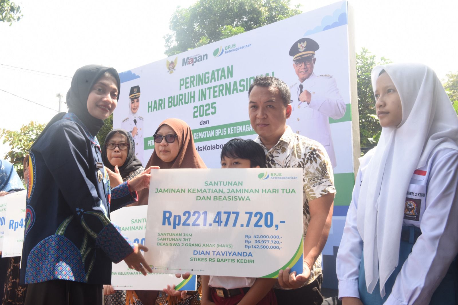 Mbak Wali Serahkan Santunan Jaminan Kematian BPJS Ketenagakerjaan Kepada 14 Penerima Manfaat