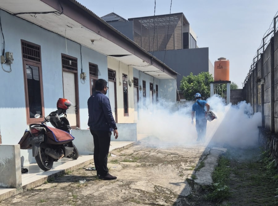 Cegah Penyebaran DBD, PT IKPP Tangerang Fogging Kawasan Pemukiman Warga