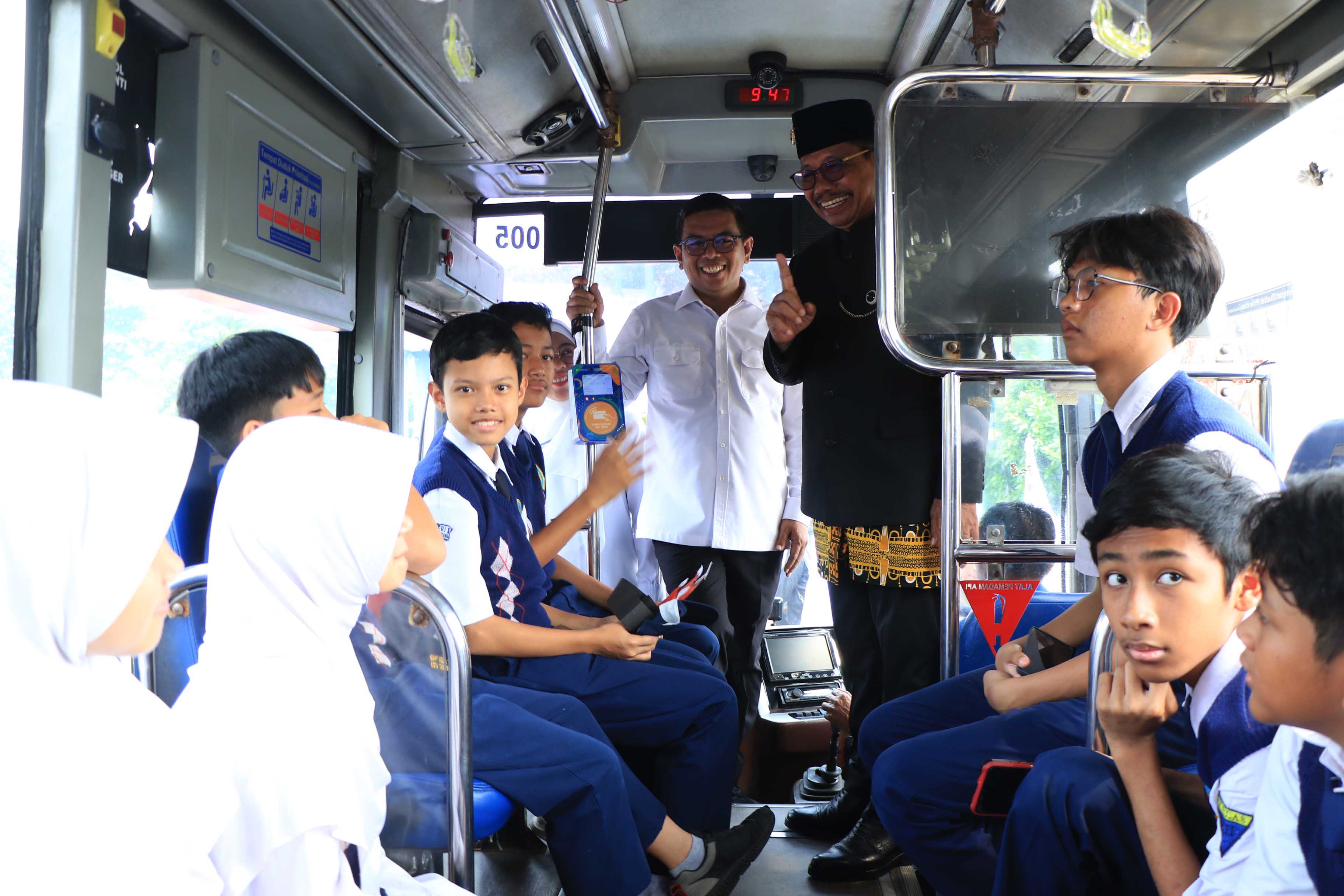 Pelajar di Tangerang Gratis Naik Bus Tayo dan Angkot Si Benteng