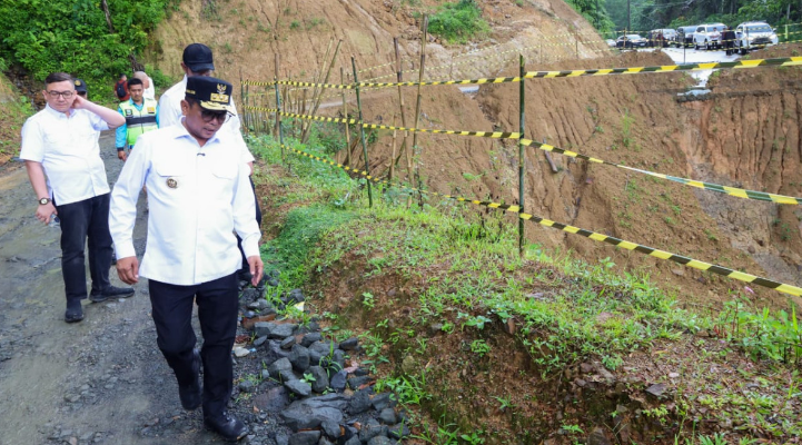 Gubernur Banten Tinjau Lokasi Longsor di Jalan Cipanasâ€“Ciparay, Perbaikan Mulai Juli