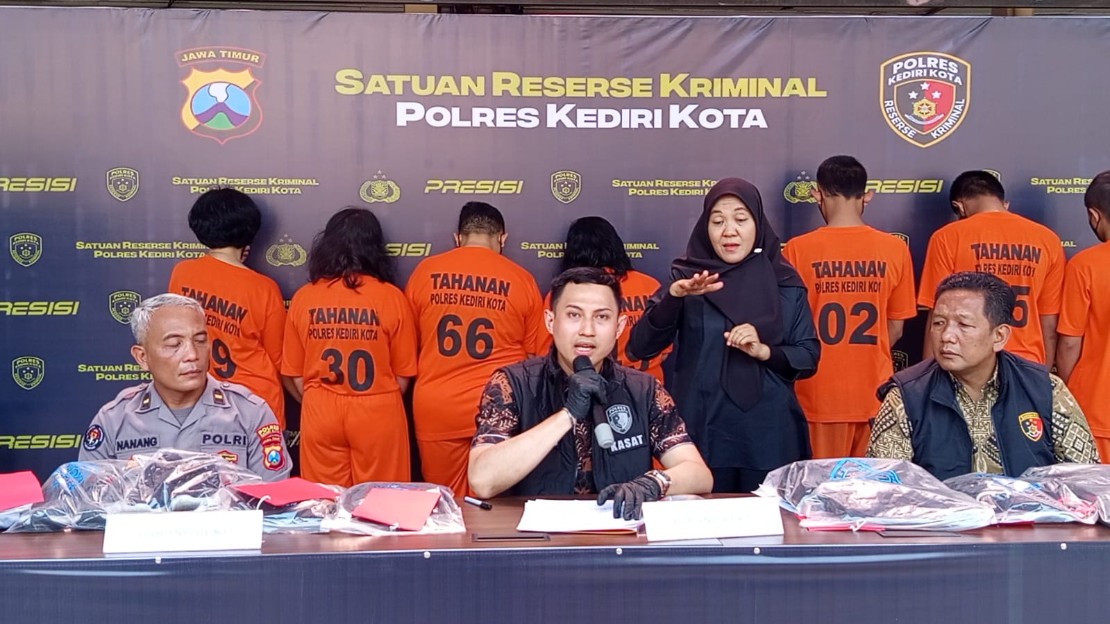 Polres Kediri Kota Bekuk Komplotan Copet Spesialis Swalayan, Terekam CCTV dan Viral di Medsos
