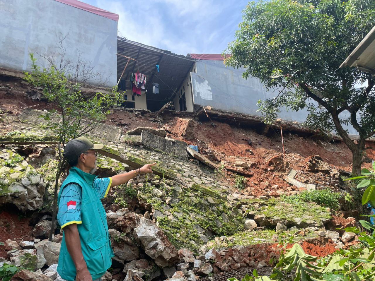 Pemkot Tangsel Salurkan Bantuan Logistik Warga Puri Pamulang