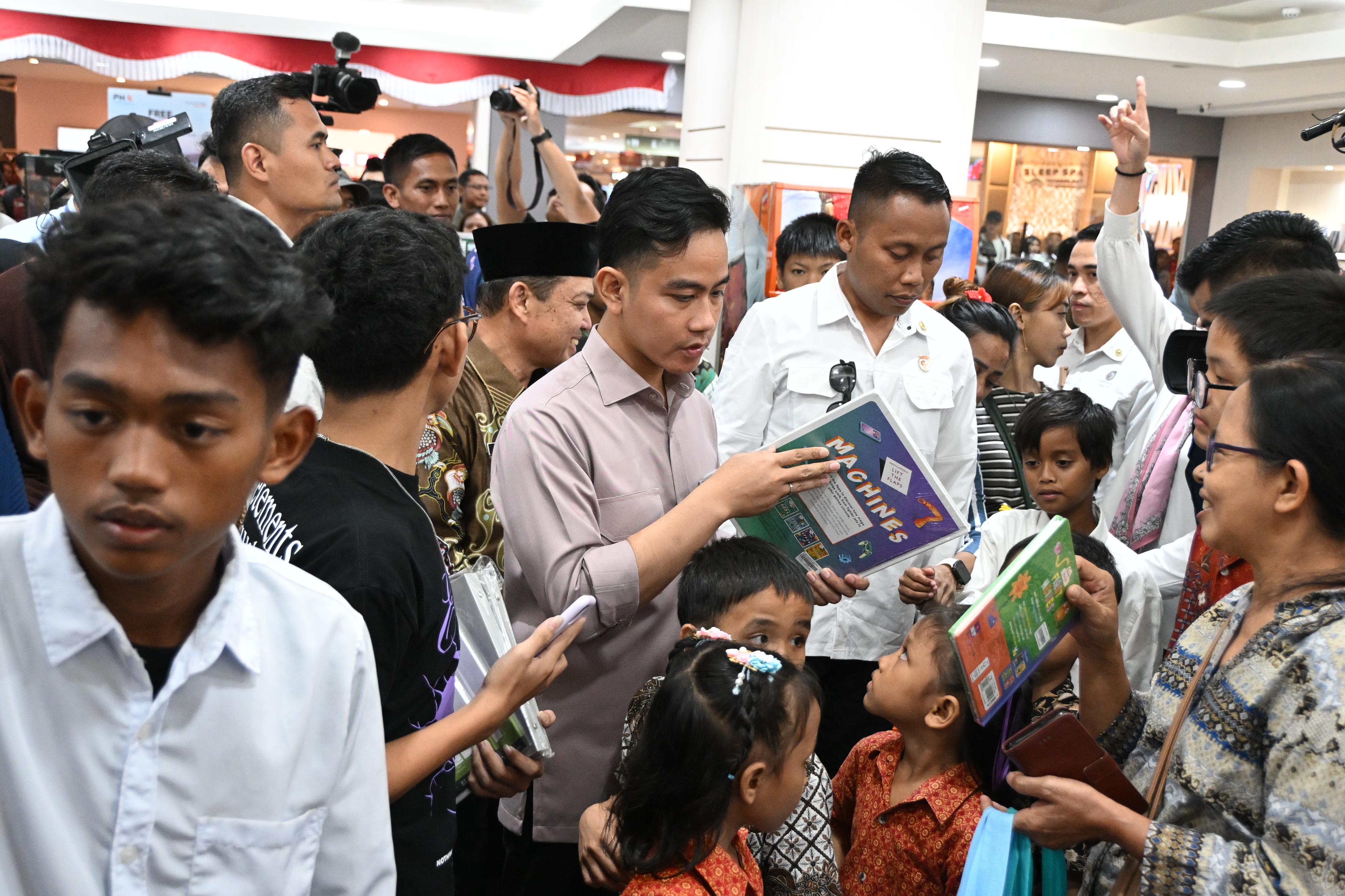 Wapres Ajak Anak Yatim dan Siswa Sekolah Rakyat Belanja Perlengkapan Sekolah di Pontianak