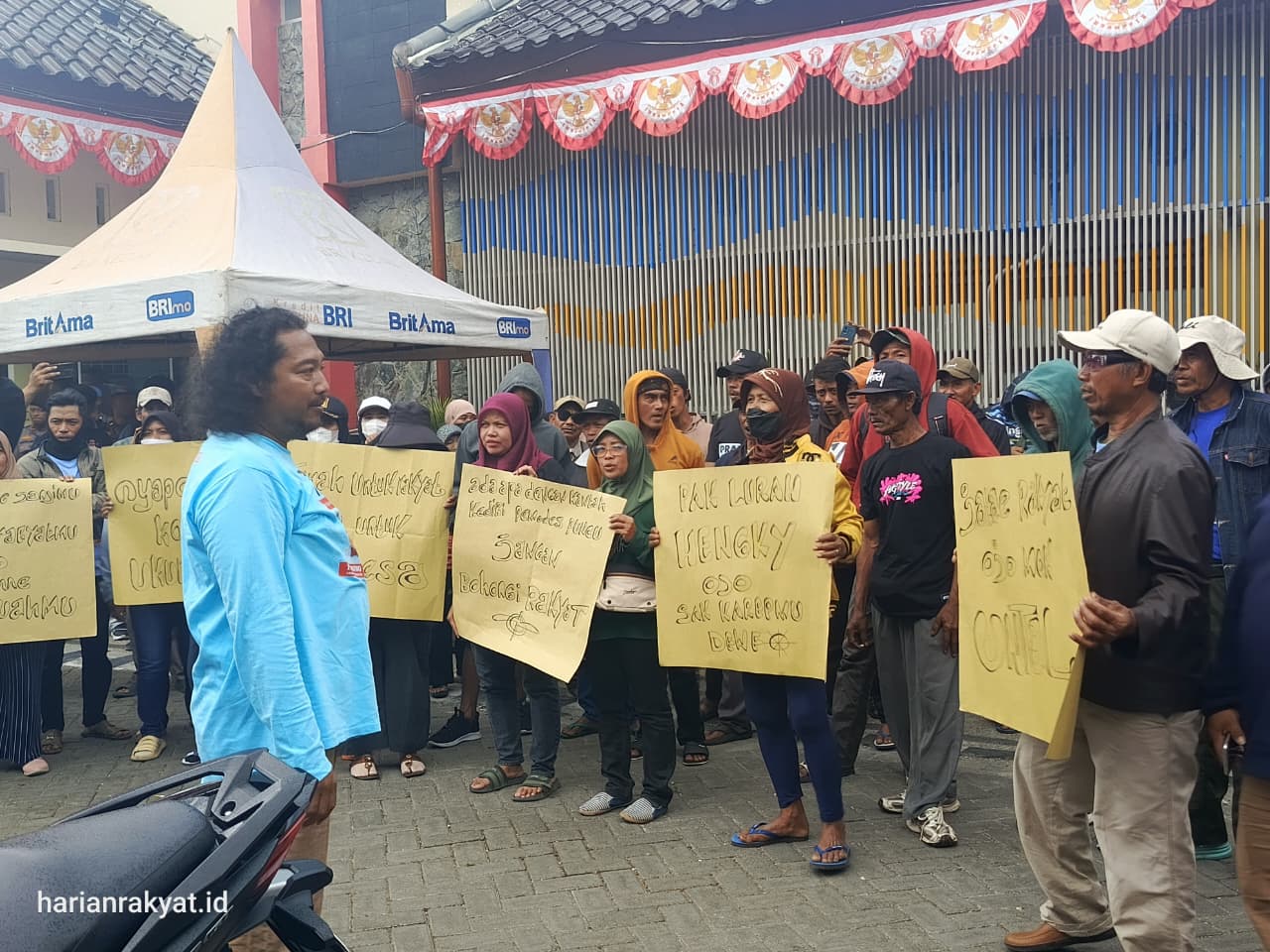 Lahan Garapan Diserobot Jadi Aset Desa, Warga  Puncu Kediri Demo  Kantor BPN
