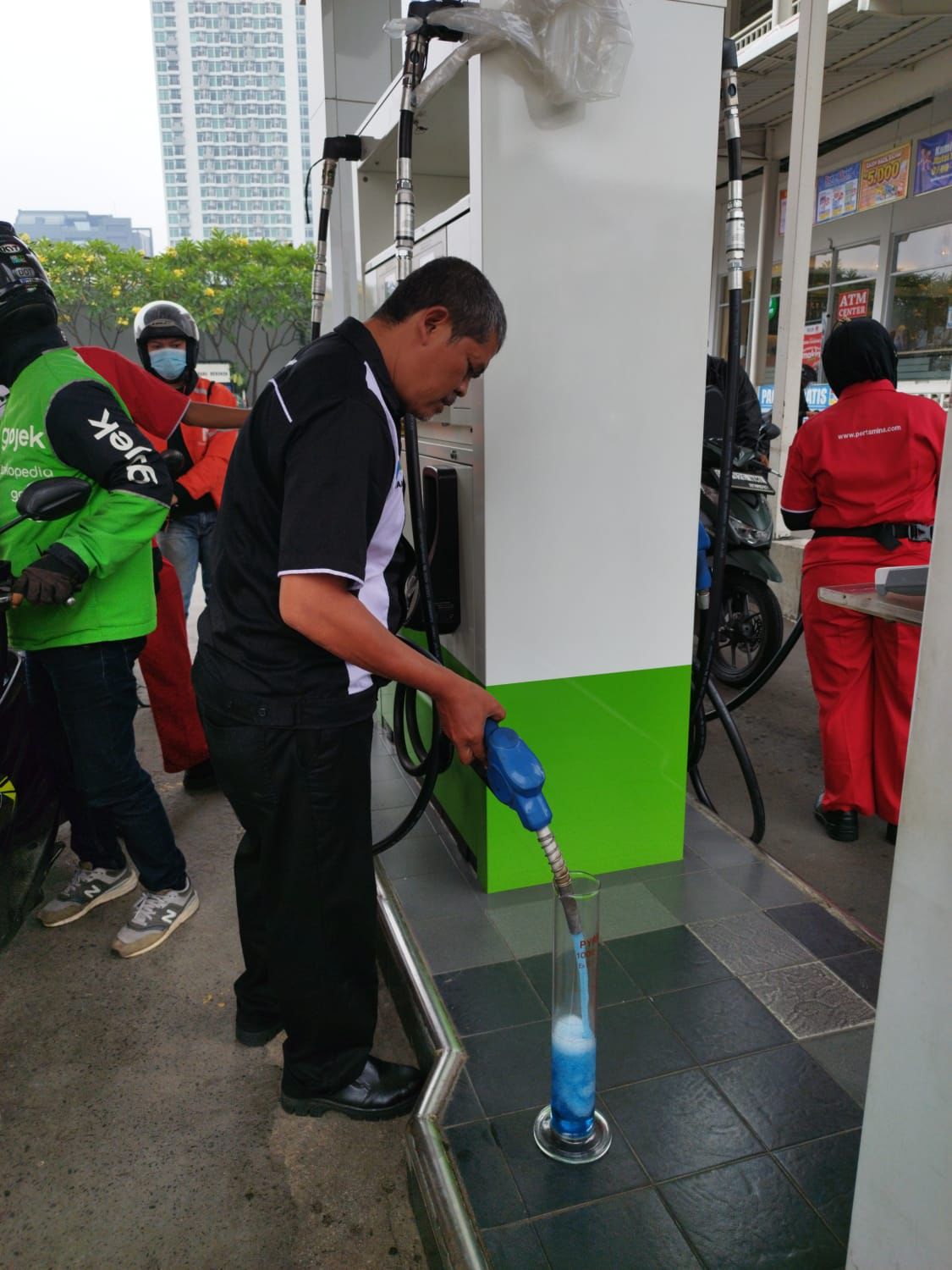 Pertamina Patra Niaga Regional JBB Cek SPBU Kebon Nanas Bersama Lemigas, Kualitas BBM Sesuai