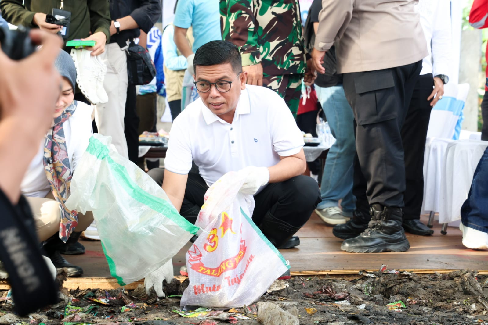 Gubernur Banten Andra Soni Gotong Royong Bersihkan Sampah pada World Clean Up Day 2025