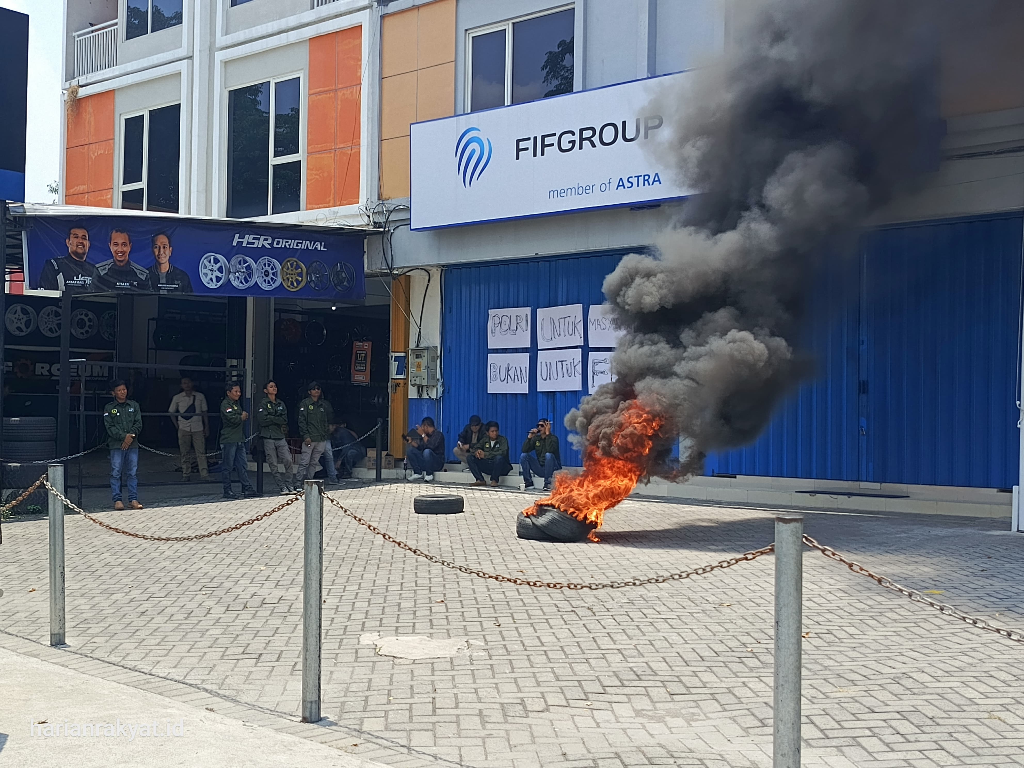 Aksi Massa Bakar Ban Depan Kantor FIF Cabang Kediri, Branch Manager: Investigasi Internal Tak Ditemukan Pelanggaran Kapos Pare