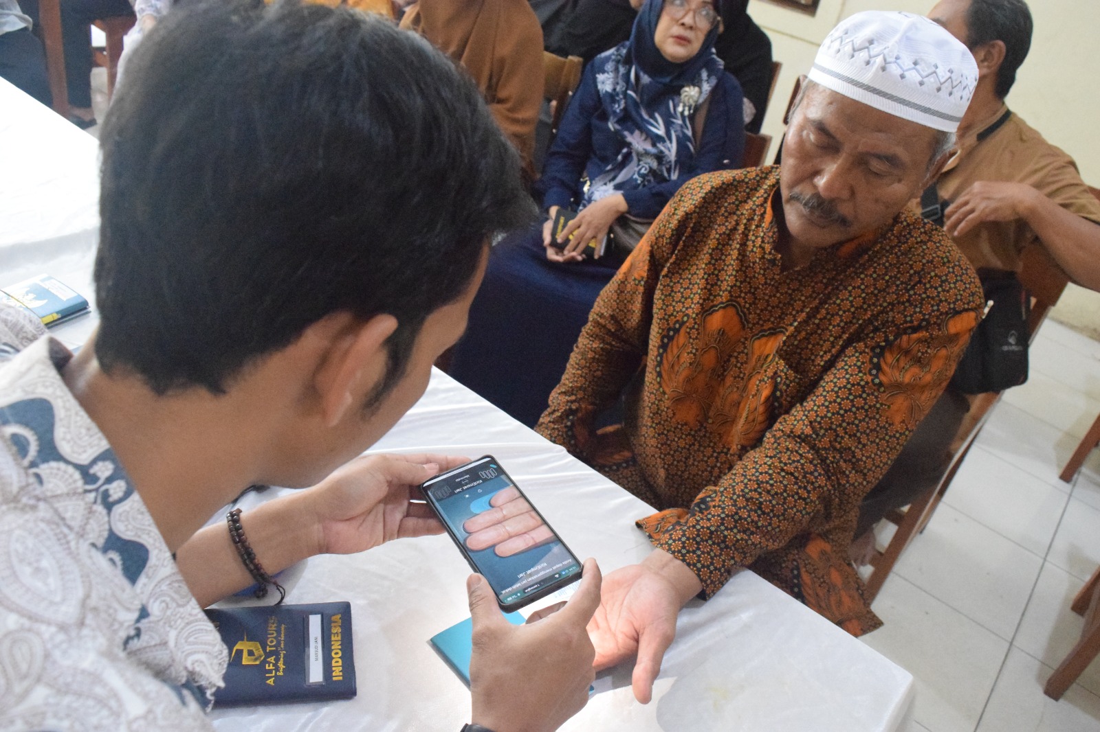 Proses Perekaman Biometrik Calon Haji KBIH Daarul Hikmah Pamulang