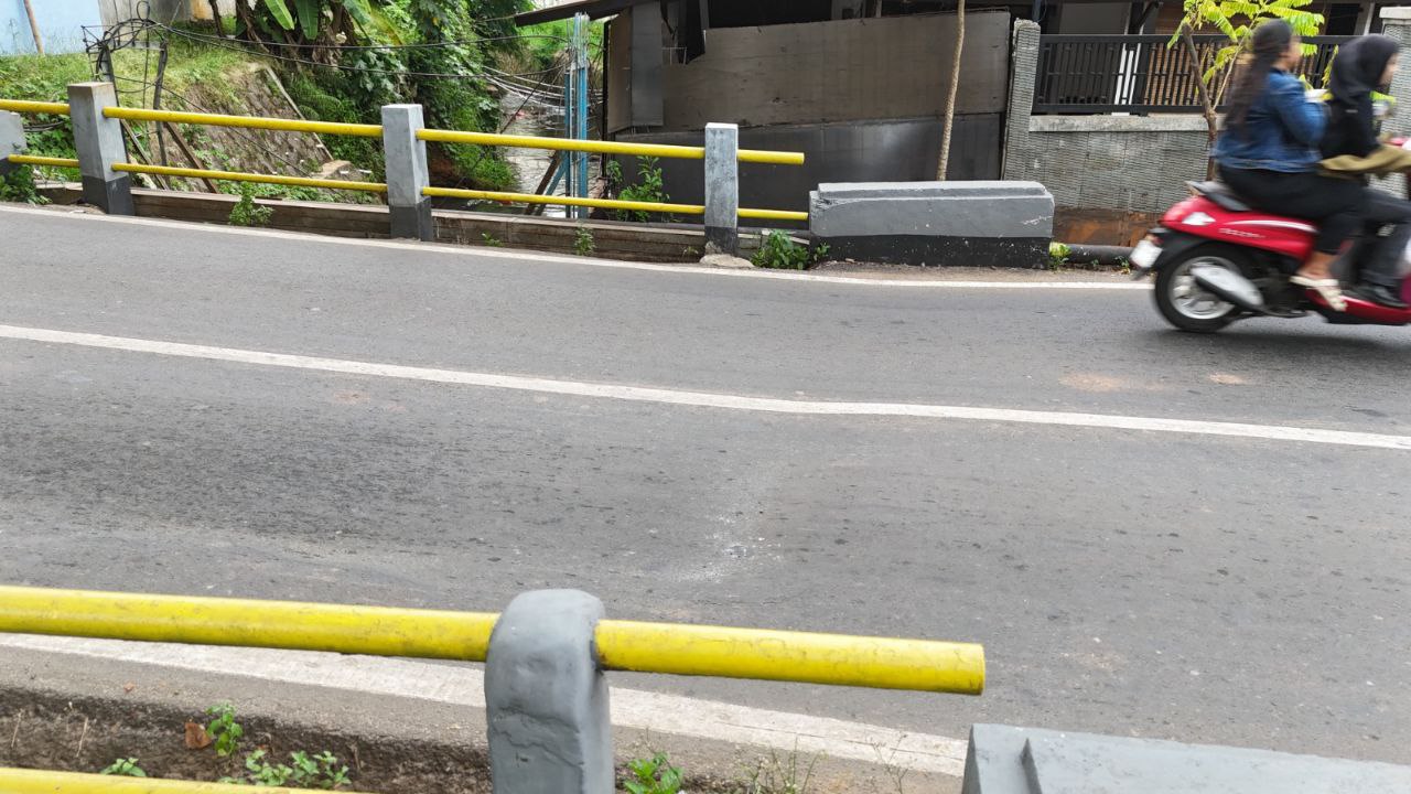 Terseret Banjir, Struktur Penonpang Jembatan Merpati Raya Amblas