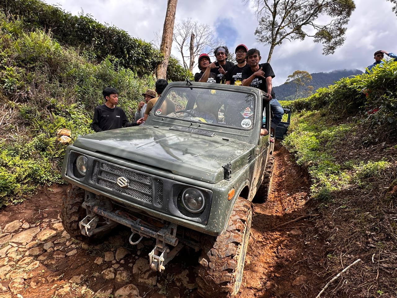 Ratusan Awak Media Nikmati Keseruan Jeep Off Road di Kebun Teh  Bandung