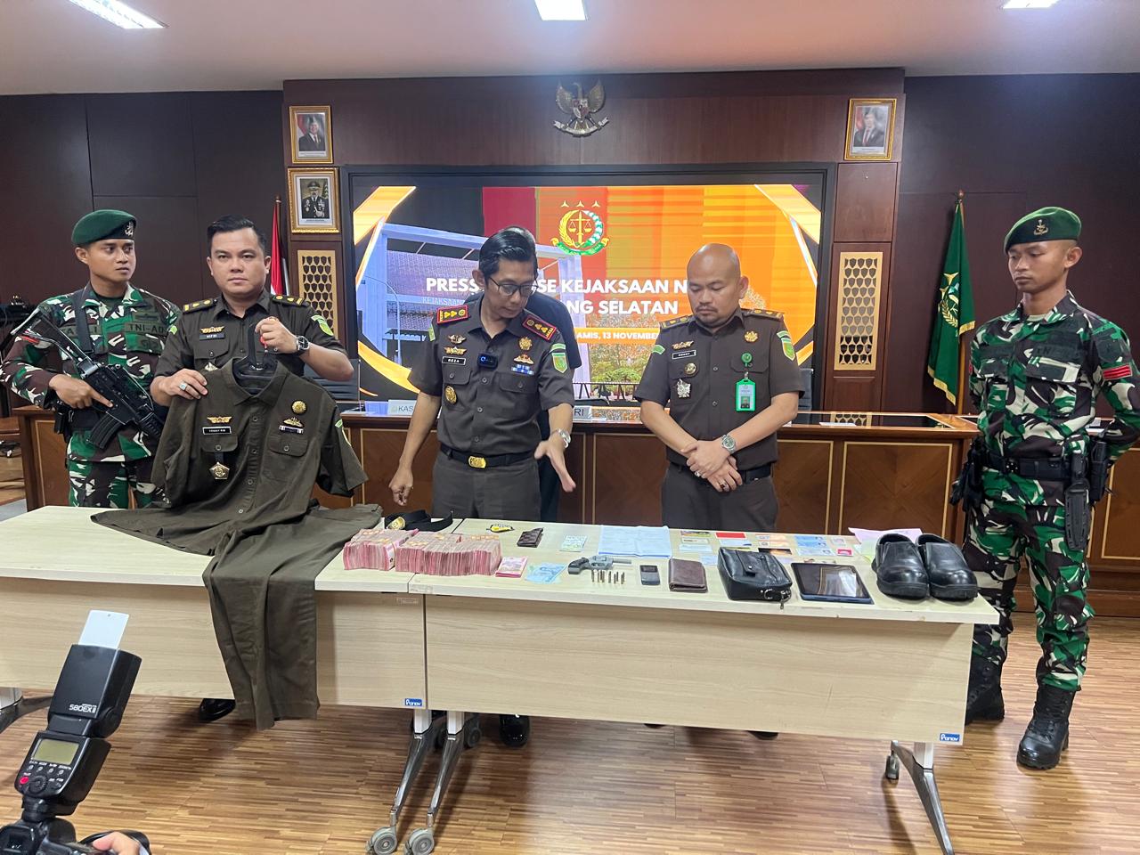 Jaksa Gadungan Dibekuk, Uang Rp310 Juta dan Senpi Diamankan