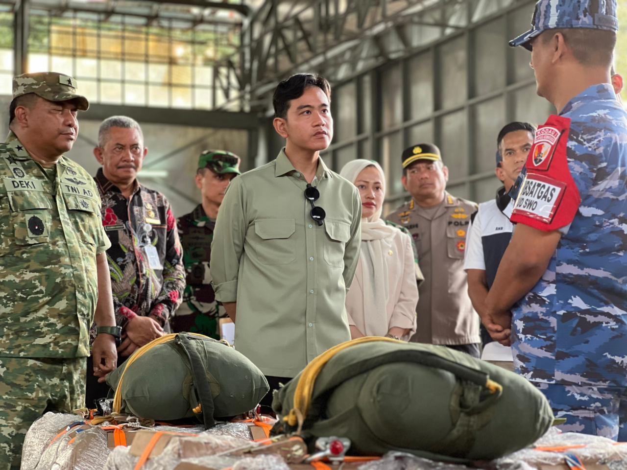 Pastikan Kelancaran Distribusi Bantuan Bencana, Gibran Tinjau Gudang Logistik Lanud Soewondo Medan