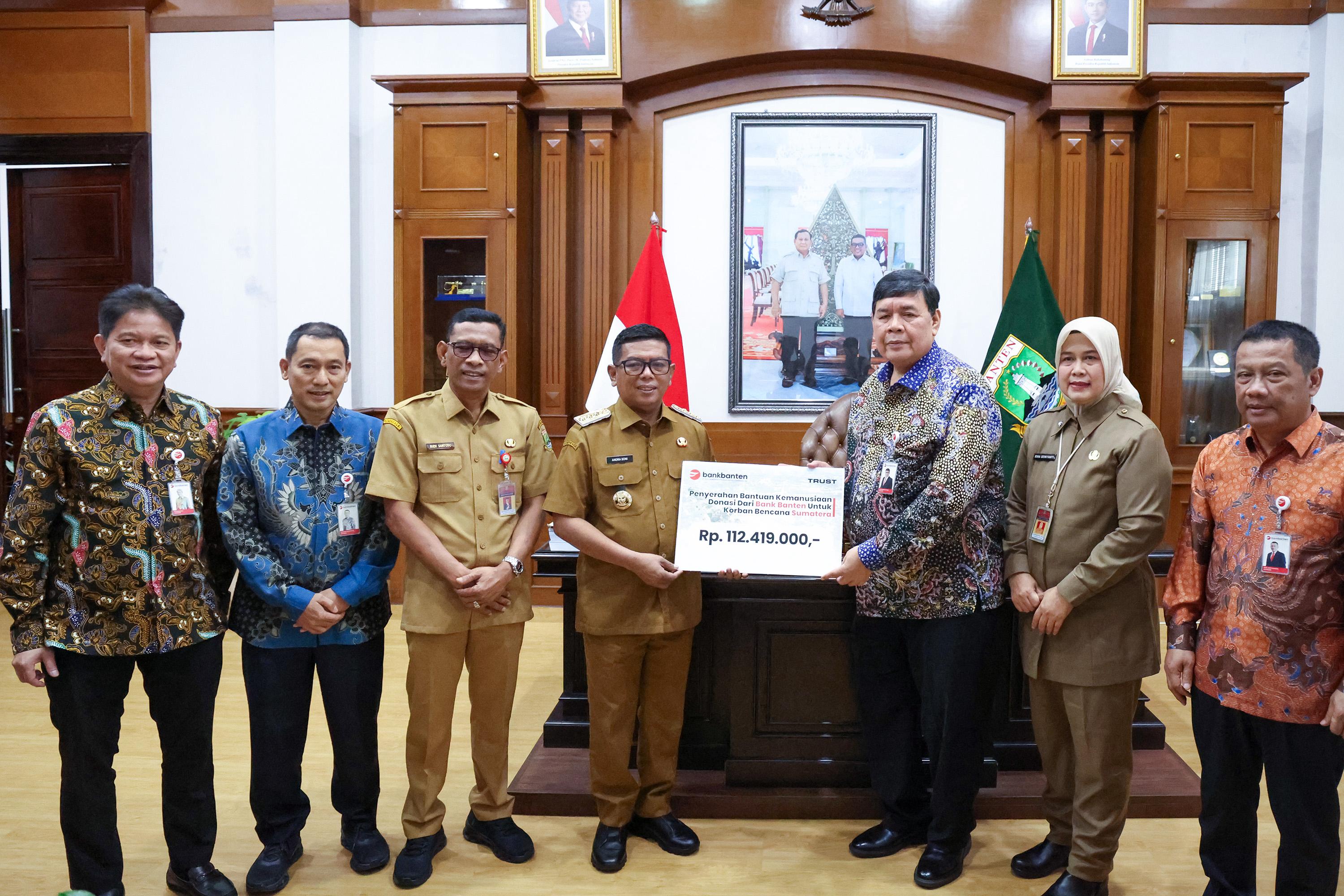 Gubernur Andra Soni Terima Donasi Rp112,419 Juta dari Bank Banten untuk Korban Banjir Sumatera