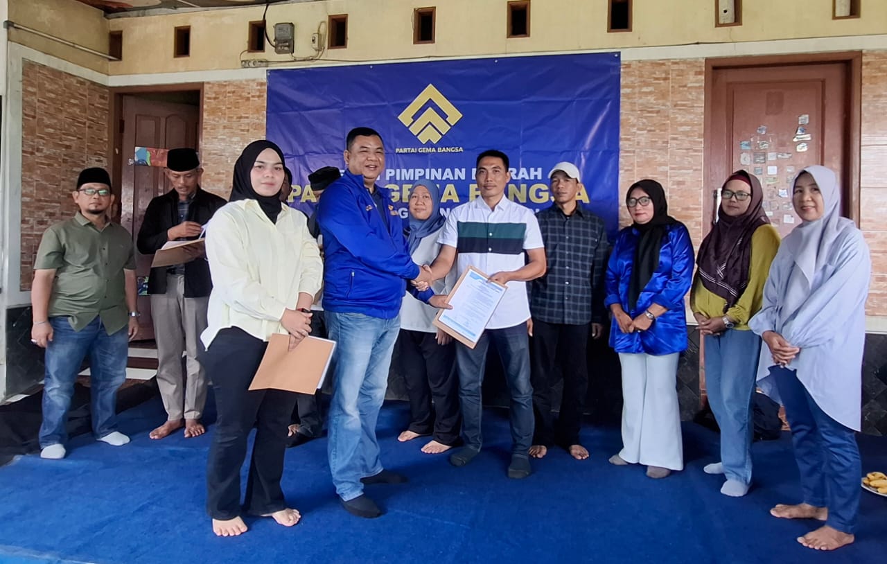 â€‹Perkuat Struktur Organisasi, DPD Partai Gema Bangsa Tangsel Serahkan SK Kepengurusan 5 Kecamatan