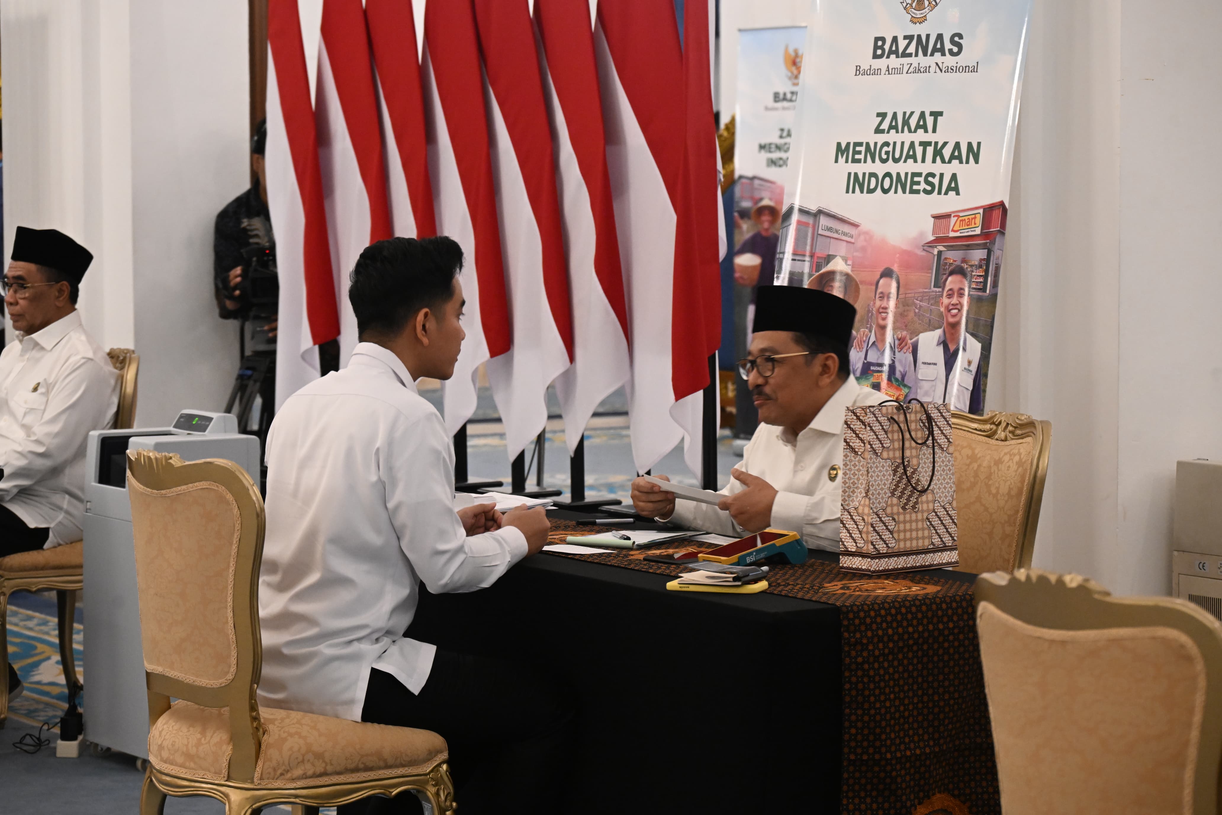 Prabowo Gibran Tunaikan Zakat Melalui Baznas di Istana
