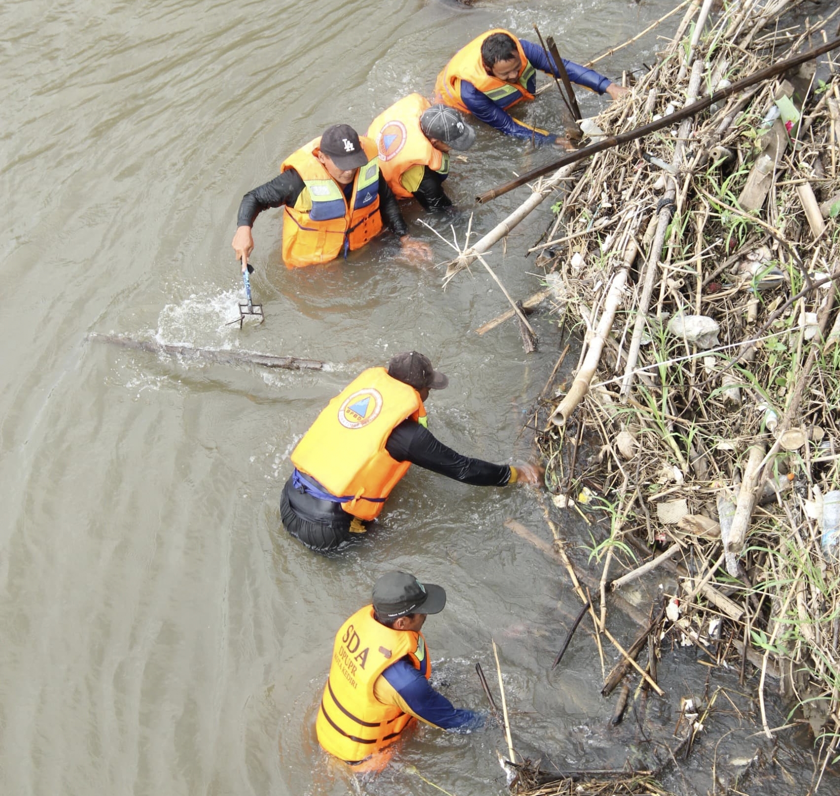 DLHKP Bersihkan Sampah di Kawasan Jembatan Lama Kediri